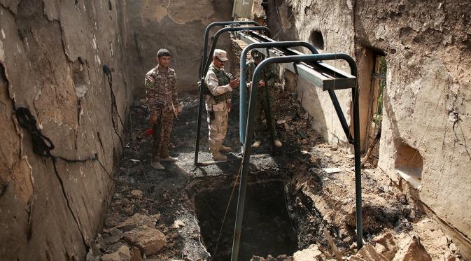 Pasukan Irak menemukan sebuah terowongan ISIS di desa Mahana, selatan Mosul (Reuters)