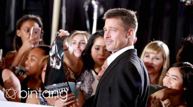 Setelah sekian lama bersembunyi pascaa digugat cerai Angelina Jolie, Brad Pitt akhirnya muncul dengan senyum menawan. (AFP/Bintang.com)