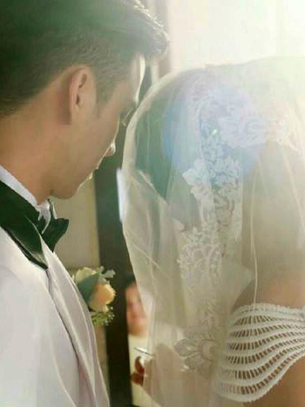 Celine Evangelista dan Stefan William mengenakan gaun pengantin. (Istimewa)
