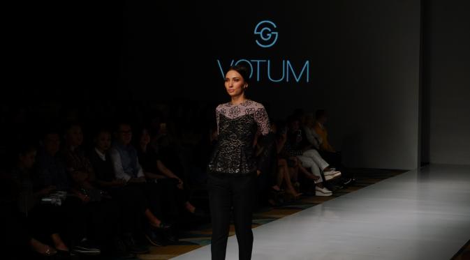 Koleksi busana Sebastian Gunawan di bawah naungan labelnya Votum menceritakan gaya berbusana wanita sejak zaman dahulu hingga kini di panggung IPMI Trend Show 2017, Kamis (10/11/2016).