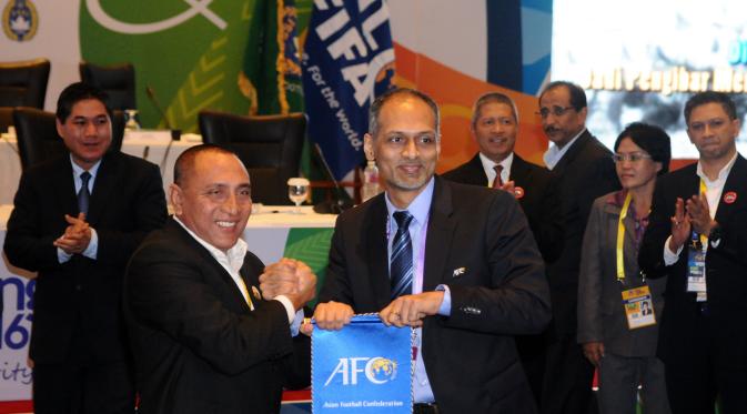Edy Rahmayadi (kedua kiri) menerima plakat dari perwakilan AFC usai terpilih menjadi Ketua  Umum PSSI pada kongres biasa di Jakarta, Kamis (10/11). Edy Rahmayadi meraih suara 76 dari 107  pemilik hak suara. (Liputan6.com/Helmi Fithriansyah)
