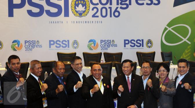 Ketua Umum PSSI, Edy Rahmayadi (tengah) berfoto bersama usai penutupan kongres biasa di Jakarta, Kamis (10/11). Edy Rahmayadi menjadi Ketua Umum PSSI 2016-2020 setelah meraih suara 76 dari 107 pemilik hak suara. (Liputan6.com/Helmi Fithriansyah)