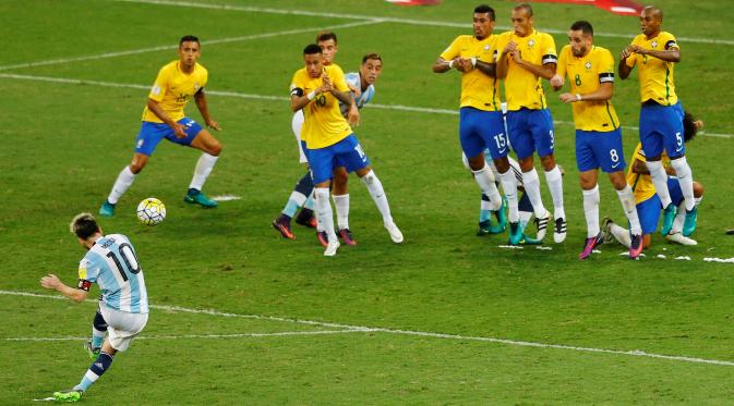 Messi gagal mempersembahkan poin untuk Argentina saat melawan Brasil. (Reuters/Ricardo Moraes)