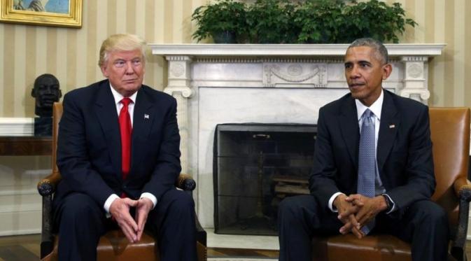 Baik Trump maupun Obama tak dapat menyembunyikan raut wajah canggung mereka (Reuters)