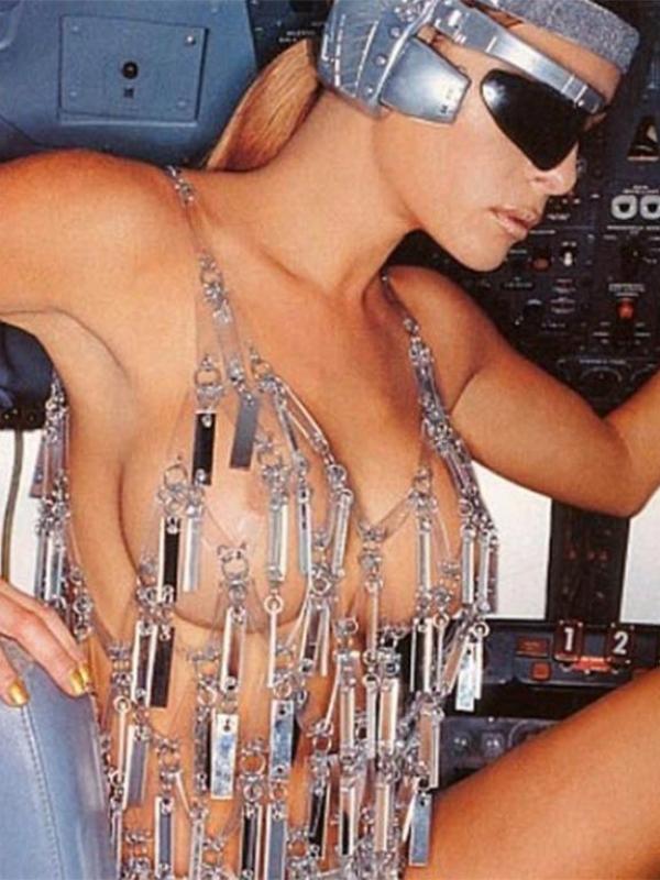 Melania Trump dengan gaun kaca. Tampak di dalam cockpit. (Via: naij.com)
