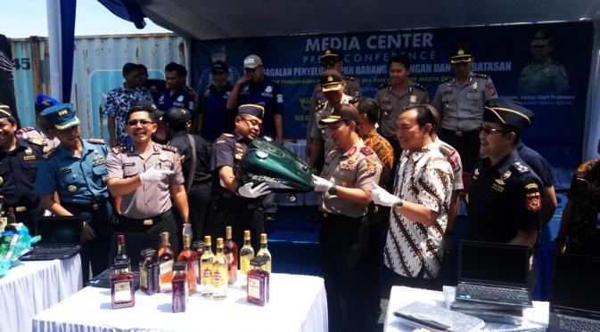 Tim gabungan Bea Cukai dan Polda Banten menggagalkan penyelundupan tiga kontainer yang diduga merugikan negara senilai Rp 8,5 miliar. (Liputan6.com/Yandhi Deslatama)
