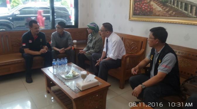 Kiswinar saat diberikan penjelasan perihal prosedur tes DNA di RS Polri Kramatjati, Jakarta Timur. Kiswinar melakukan tes DNA terkait konfliknya dengan Mario Teguh. (Istimewa)