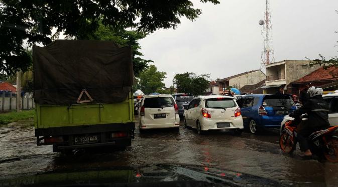 Kawasan Jalan Rancaekek perbatasan Kabupaten Sumedang dan Kabupaten Bandung, Jawa Barat, kembali terendam banjir setelah diguyur hujan deras, Jumat (11/11/2016). (Liputan6.com/Aditya Prakasa) 