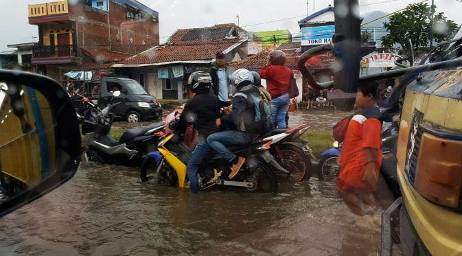Kawasan Jalan Rancaekek perbatasan Kabupaten Sumedang dan Kabupaten Bandung, Jawa Barat, kembali terendam banjir setelah diguyur hujan deras, Jumat (11/11/2016). (Liputan6.com/Aditya Prakasa)