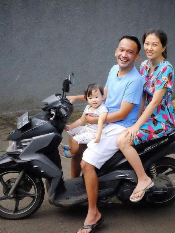 Ruben Onsu bersama sang istri, Sarwendah Tan, dan anak, Thalia. (Instagram - @sarwendah29)