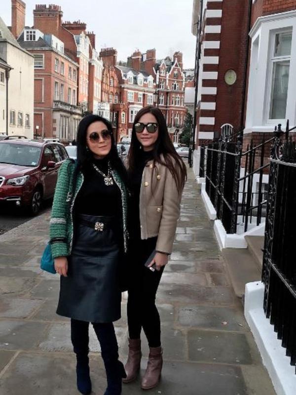 Maia Estianty sedang berada di London bersama sahabatnya (Instagram/@maiaestiantyreal)