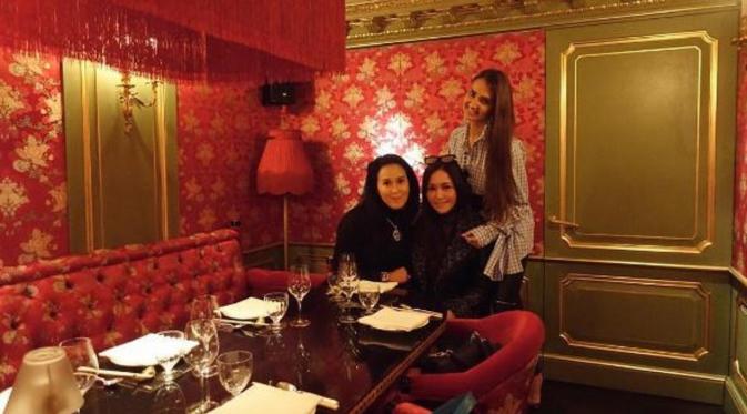 Maia Estianty foto bersama usai makan siang di Park Chinois di London (Instagram/@maiaesstiantyreal)