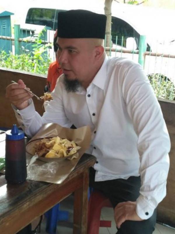 Ahmad Dhani makan ketoprak sebelum kampanye di Bekasi (Instagram/@ahmaddhaniprast)