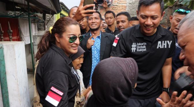 Jane Shalimar Blusukan dengan Agus Harimurti Yudhoyono. (Twitter/@JaneSha_111)