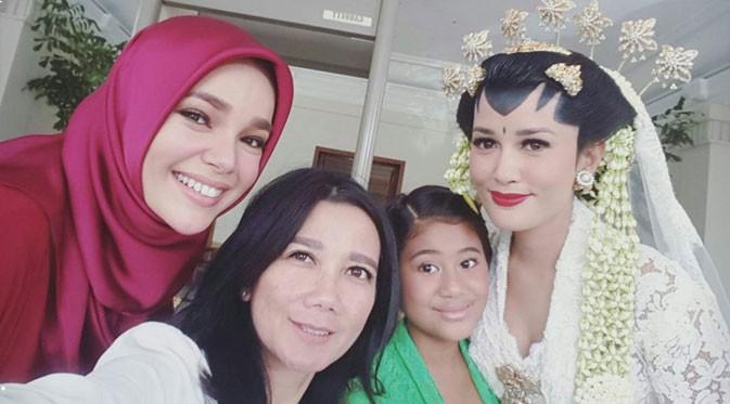 Kebahagiaan tak hanya menjadi milik Titi Rajo Bintang karena telah resmi menjadi istri dari Adrianto Djokosoetono. (via Instagram.com)