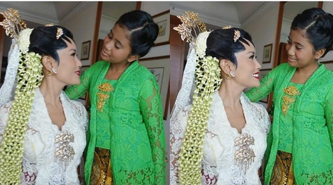 Titi melepas status janda. Pernikahan Titi Rajo Bintang dan Adrianto DJokosoetono di gelar secara tertutup di kediaman orangtua pengantin pria di kawasan Kebayoran Baru, Sabtu, 12 November 2016. (Instagram/bumiauw)