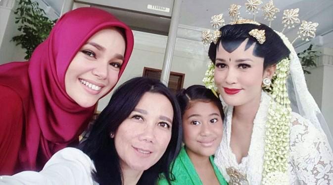 Deden menambahkan, bahwa akad nikah berjalan dengan lancar. Alasan privasi pernikahan di gelar secara tertutup bagi kalangan media. Dari foto yang beredar, beberapa selebriti terlihat hadir, diantaranya Dewi Sandra dan Soraya Larasati. (dok. Instagram)