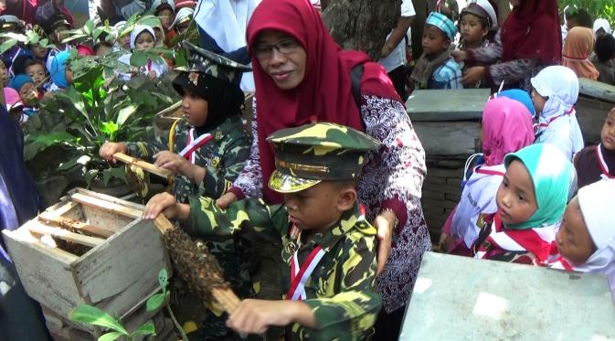 Puluhan bocah TK di Kota Tegal, Jawa Tengah, memilih cara unik dan menarik agar lebih dekat dan belajar menjinakkan lebah. (Liputan6.com/Fajar Eko Nugroho)