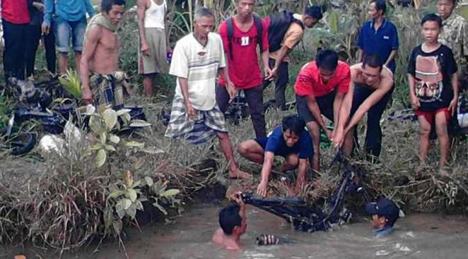 Warga membantu evakuasi korban kapal motor yang terbakar di Sungai Kapuas, Kabupaten Kubu Raya, Kalimantan Barat. (Foto: Widiyanto warga setempat/Raden AMP)