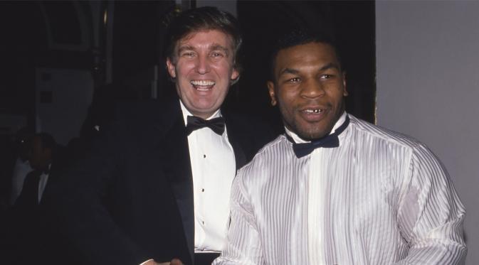 Mike Tyson (kanan) dan Donald Trump berfoto bersama pada akhir tahun 1980-an. (The Daily Beast)