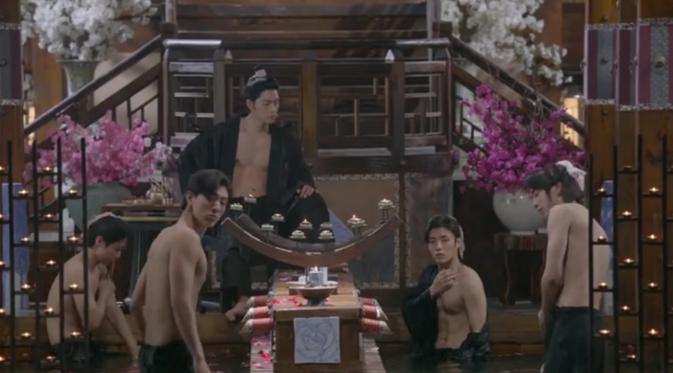 Adegan mandi yang dilakukan Ji Soo bersama sederet aktor lainnya, termasuk Kang Ha Neul dan Hong Jong Hyun.