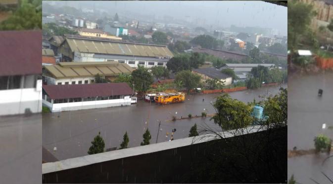 Stasiun Kereta Api Kota Bandung tergenang banjir. (Twitter/@RizaNull)
