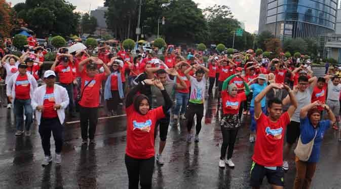 Senam pagi GNTM dan pengunjung Car Free Day Jakarta ditemani rintik hujan.