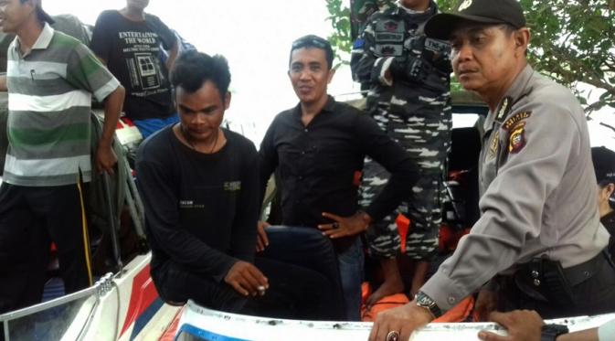 Petugas saat mengevakuasi para penumpang dua speed boat yang tabrakan di perairan Batu Ampar, Kabupaten Kubu Raya, Kalbar. (Foto: Polda Kalbar/Raden AMP)