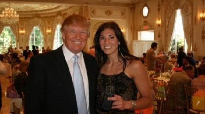 Hope Solo dan Donald Trump sempat berfoto bersama di sebuah acara. (istimewa)