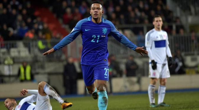 Memphis Depay berhasil mencetak dua gol yang memastikan kemenangan Belanda atas Luxembourg 3-1. (Reuters/Eric Vidal)