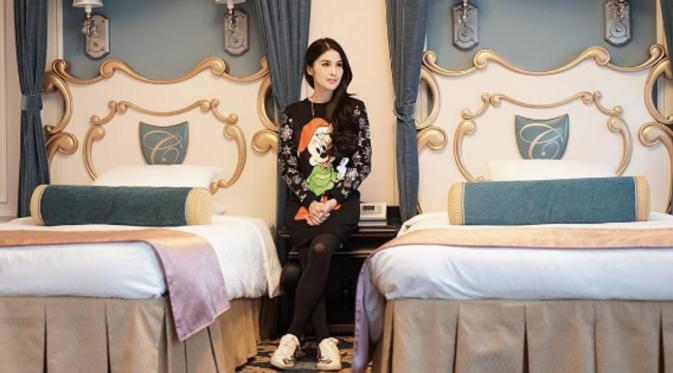 Sandra Dewi berada dalam kamar tidur Cinderella di Disneyland Jepang. (Instagram/@sandradewi88)