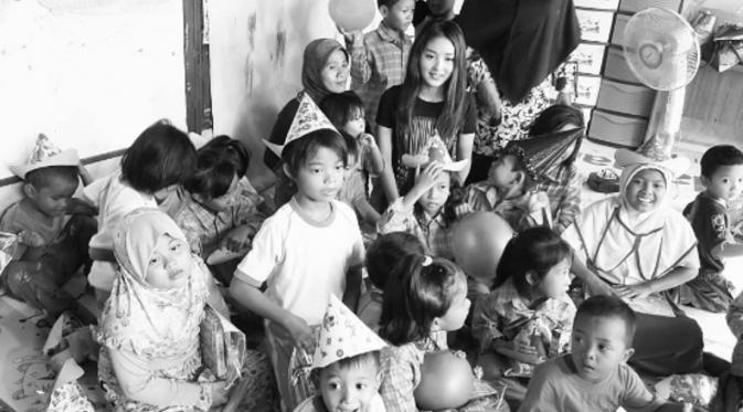 Natasha Wilona bersama dengan anak-anak rumah singgah. (Instagram/@natashawilona12)