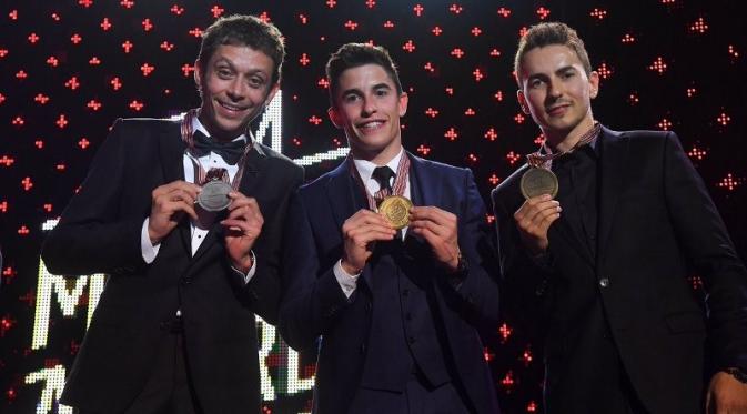 Valentino Rossi, Marc Marquez, dan Jorge Lorenzo (kiri ke kanan) memamerkan medali penghargaan top 3 championship MotoGP 2016 pada acara FIM Awards Ceremony di Valencia, Minggu (13/11/2016). (MotoGP)