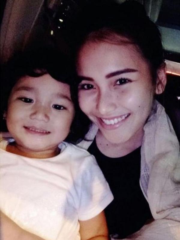 Ayu Ting Ting dan putrinya, Bilqis Khumairah Razak. (Instagram - @ayutingting92)