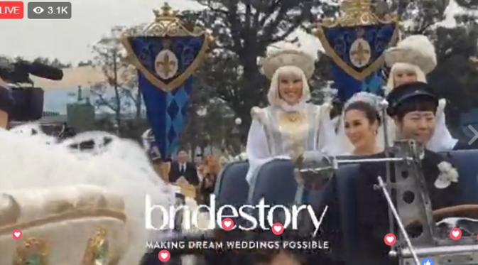 Sandra Dewi dan Harvey Moeis diarak menggunakan mobil tua berkeliling Tokyo Disneyland. (Facebook Bridestory)
