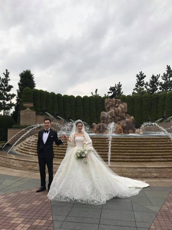 Sandra Dewi dan Harvey Moeis menikah di Disney Land Tokyo, Jepang. (Facebook; Ary Bakri)