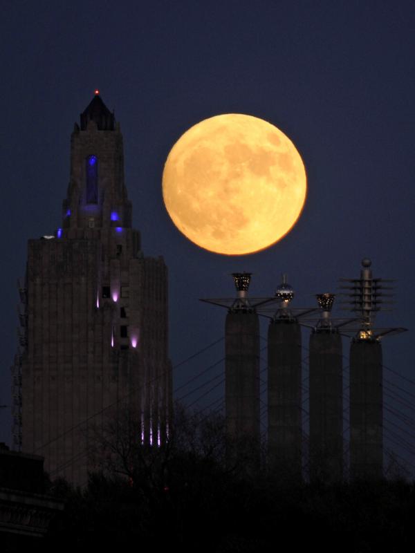 Fenomena Supermoon berada di dekat bangunan Power dan Light di Kota Kansas, Missouri, AS (13/11). Fenomena ini merupakan bulan paling besar dan terang dalam kurun 70 tahun terakhir. (REUTERS/Dave Kaup)