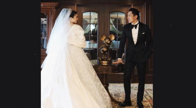 Cantiknya Sandra Dewi dalam balutan busana pengantin ala Cinderella saat menggelar resepsi pernikahan untuk kedua kalinya di Disneyland, Jepang, Senin (14/11/2016).