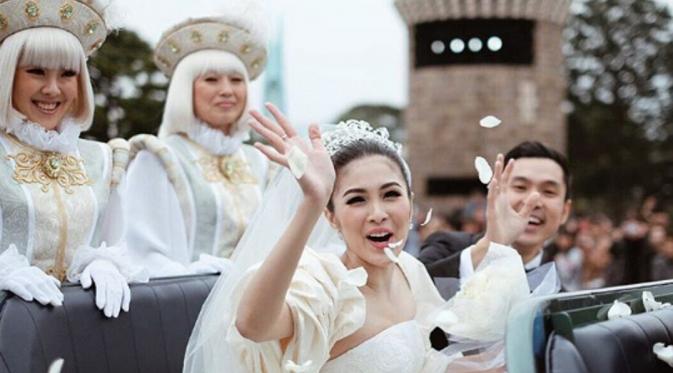 Pernikahan impian Sandra Dewi dan Harvey Moeis yang digelar di kastil Cinderella di Disneyland, Jepang (foto: Instagram)
