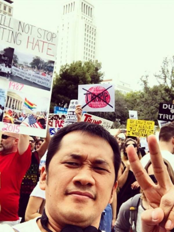 Hanung Bramantyo, selfie diantara warga Amerika Serikat yang memprotes kemenangan Donald Trump. (Instagram @hanungbramantyo)