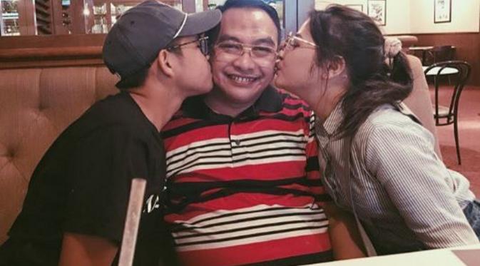 Prilly Latuconsina mencium pipi ayahnya saat Hari Ayah (Instagram/@prillylatuconsina96)