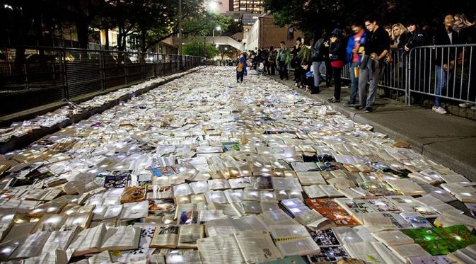 Buku-buku bercahaya ini membanjiri jalanan Toronto, Kanada (foto : boredpanda)
