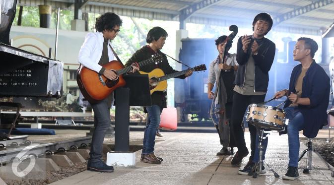 Band D'Masiv pada saat proses syuting video klip terbarunya di Museum Transportasi, TMII, Jakarta, Senin (14/11). Band D'Masiv membuat video klip dengan single yang berjudul Melodi. (Liputan6.com/Herman Zakharia)