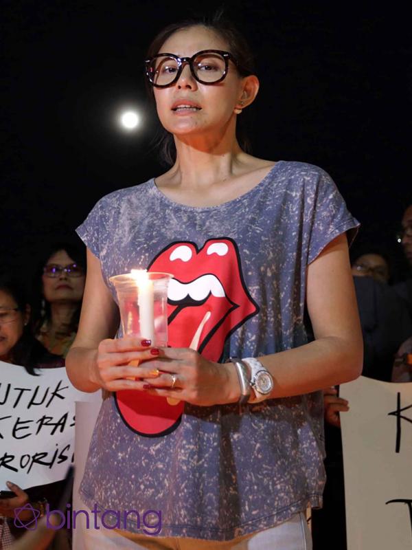 Olga Lidya ikut dalam acara pesan damai 1.000 lilin untuk korban bom Samarinda. (Bintang.com/Deki Prayoga)