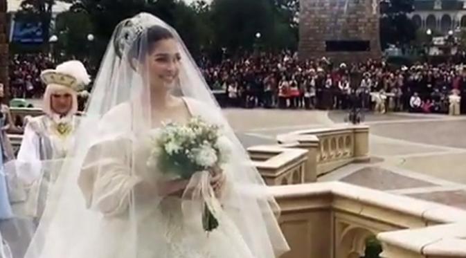 Sandra Dewi tampil begitu cantik ala kerajaan. Sebelum diketemukan dengan pengantin pria, ia dikawal bak putri raja depan dua dan belakang dua orang perempuan. (Instagram/harveysandrawedding)