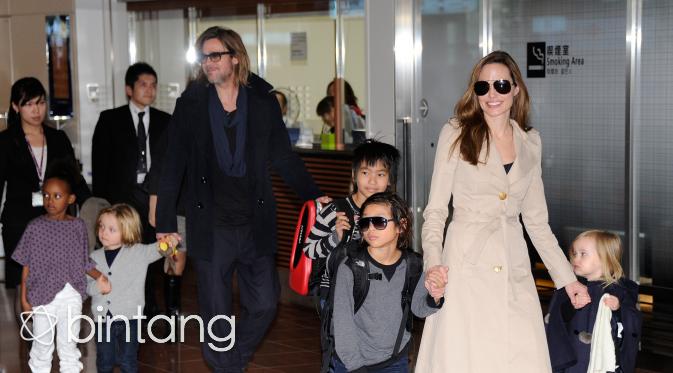 Brad Pitt yang terus bersabar ketika tidak bisa bertemu dengan keenam anaknya, kini menuai buah yang manis. Bersih dari tuduhan melakukan kekerasan terhadap anak, Pitt pun dapat mengunjungi buah hatinya tanpa pengawasan. (AFP/Bintang.com)