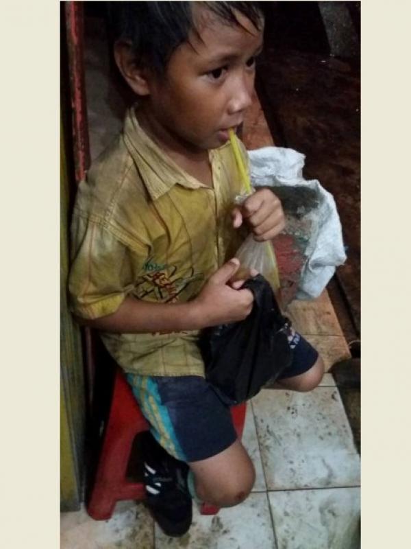Bocah Sebatang Kara, Hidup dengan Uang Rp8 Ribu Sehari. (Foto: Facebook/Fitri Putri Olivia)