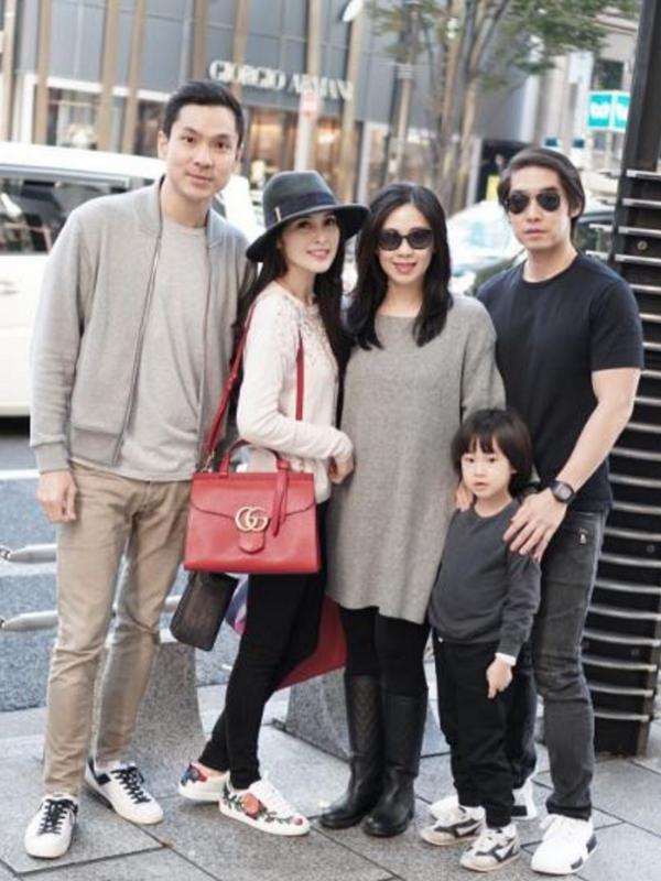 Para netizen memuji ketampanan suami Sandra Dewi, Harvey Moeis (Instagram/@sandradewi88)