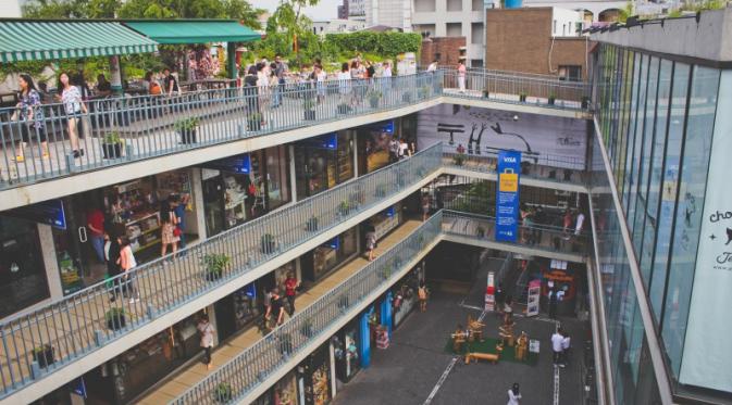 Ssamziegil Mall, salah satu landmark Jalan Insadong yang merupakan gabungan antara deretan toko empat lantai dengan ruang terbuka. (unoemilio.com)