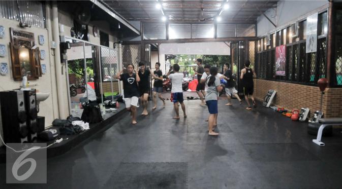Serunya Latihan Muay Thai di Cinere Fight Club, Pemanasan Dilakukan Tidak Ala Kadarnya. 30 Menit Adalah Waktu yang Dibutuhkan untuk Pemanasan. Pemanasan Salah Satu Bentuk Pencegahan Terjadinya Cedera. 